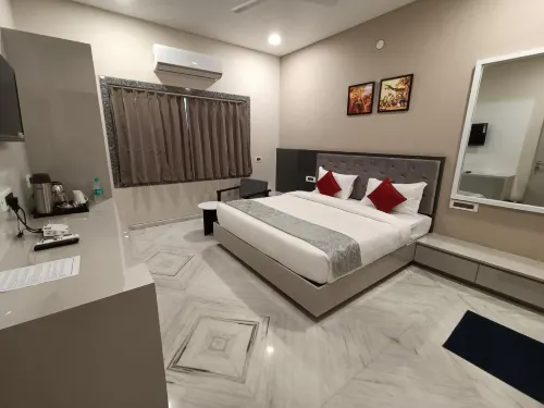Hotel Shri Anand Dham 100 M from Shrinathji Temple - parking