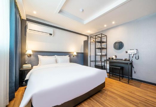 프렌치코드의 넓고 감각적인 인테리어 객실