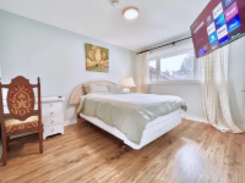 Renovated Rooms 10-min to Finch Subway Near Yonge St