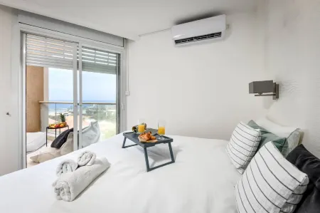 Modern Gem with Stunning Balcony Отели в г. Герцлия
