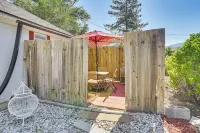 Kik-n-Bak Cottage w/ Beautiful Mountain View - Parkplatz