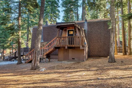 Lundy Bearden Serene Tahoe Retreat With Deck, Fireplace, and Forest Views Отели в г. Carnelian Bay