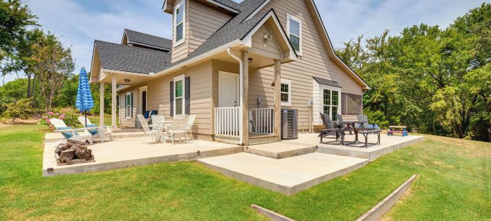 1/2 Mi to Lake Texoma: Home w/ Fire Pit & Grill! Hotels in Marshall County