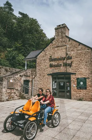 Terres de France - le Domaine du Moulin Neuf Отели рядом с достопримечательностью «Circus In Track Stey»