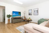 The Locust Landing, 10 Minutes to Beach, AC, Private Parking, 2 Bedrooms, Fits 5