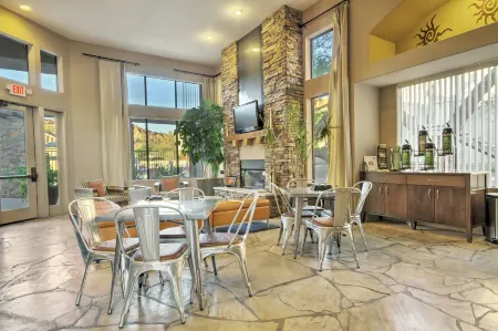WorldMark Phoenix - South Mountain Preserve Отели рядом с достопримечательностью «Университет Адвансинг Текнолоджи»