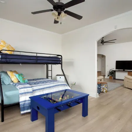 Private Pool, BBQ, Workout area, KING Beds, Park across street+ basketball court