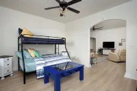 Private Pool, BBQ, Workout area, KING Beds, Park across street+ basketball court