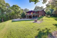 'Just a Cast Away' Cassville Cabin w/ Covered Deck - Homestays