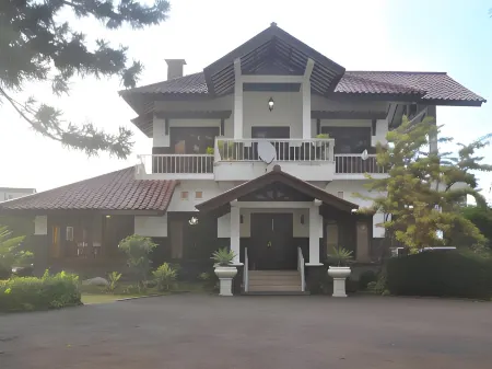 RedDoorz Premium @ Griya Inkoppabri Cisarua Puncak Отели в г. Bogor Regency