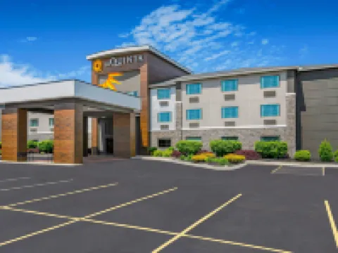 La Quinta Inn & Suites by Wyndham Batavia Hotels in Genesee County