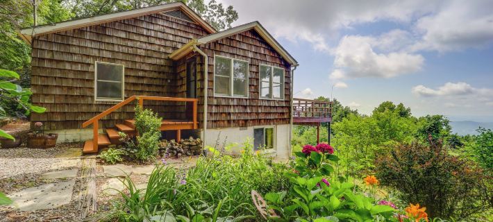 Little Switzerland Cabin w/ Stunning Mtn Views Hotels in McDowell County