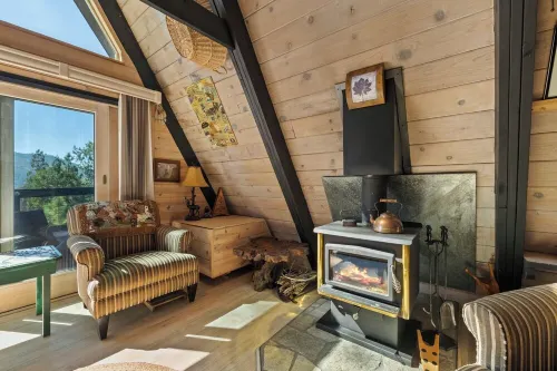 Cabin with Digital Minimalism for true get-away to Sierra outdoors.