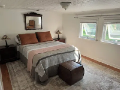 Uptown Getaway, walkable to amenities, restaurants, bars, & farmers market Hoteles en Kingston