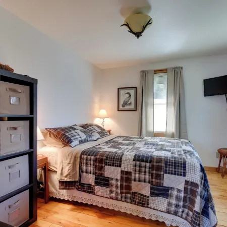 Cozy Lakefront Cabin w/ Indoor Gas Fireplace!