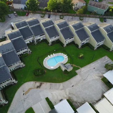 Lake Conroe Waterfront Updated 3Br Condo with Pools, Paddle Boards & Views