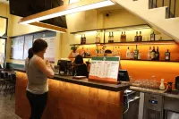 Rebel Rooster Hostel - bar