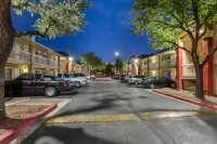 Suburban Studios Albuquerque Uptown - Bãi đậu xe
