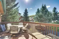 Cozy Colorado Retreat w/ Deck, Grill & Pool Access - バルコニー