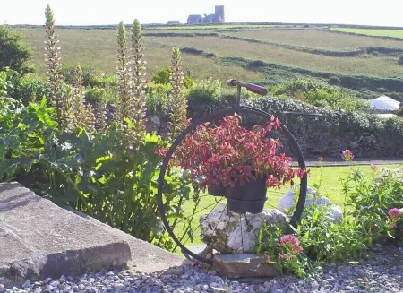 Sea views just yards from restaurants, pubs & shops. Sleeps 16-18, 8 x en-suite.
