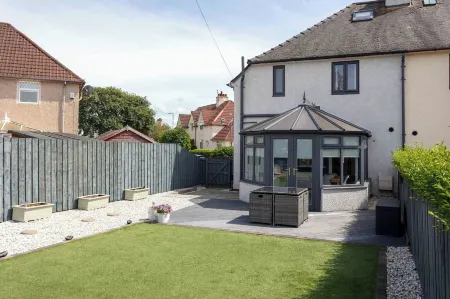 No15 Ellis House - Donnini Apartments Отели в г. Килмарнок