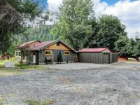 Cozy Lake Front Cabin on Chain Lake! Hotele w: Pend Oreille County