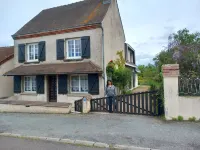 Maison de Ville, Jardin. 5 Chambres, 3 Salles de Bains, Cuisine et 2 Salons Hotels in Toulon-sur-Arroux