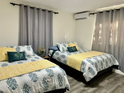 Private Villa w/pool ,AC/WiFi great for family vacations or parties,near beach Hotel a 