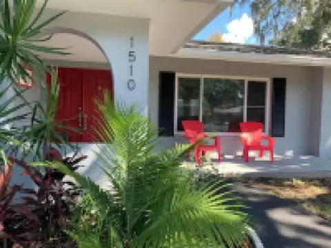 14 Guests · Large HEATED Pool · Tropical Backyard+BBQ · GYM · Beach: 3 miles