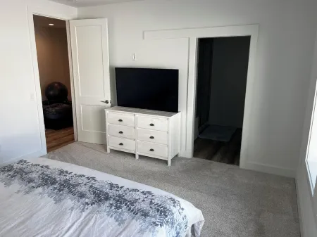 New 2 bed/2 bath 1,900sqft  condo,  1 block from channel, 3 blocks to dtown.