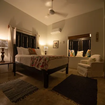 Sea Urchin | Lush Garden Villa steps from the beach of your dreams Hotel di 