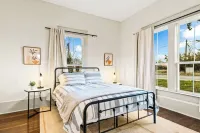 Renovated Bungalow - Downtown - HOT TUB -Dreamy Clawfoot tub! LUXURY!