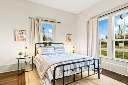 Renovated Bungalow - Downtown - HOT TUB -Dreamy Clawfoot tub! LUXURY!