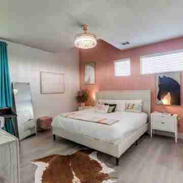 The Q: Austin Single Family Oasis Home Hot Tub, Sauna, Gym, 7 Beds ~ DT Atx Rooms