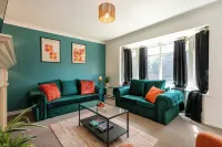 6-Bed Contractor House | Long Stay Discounts | WiFi, Driveway Parking, Smart TV 피터버러 호텔