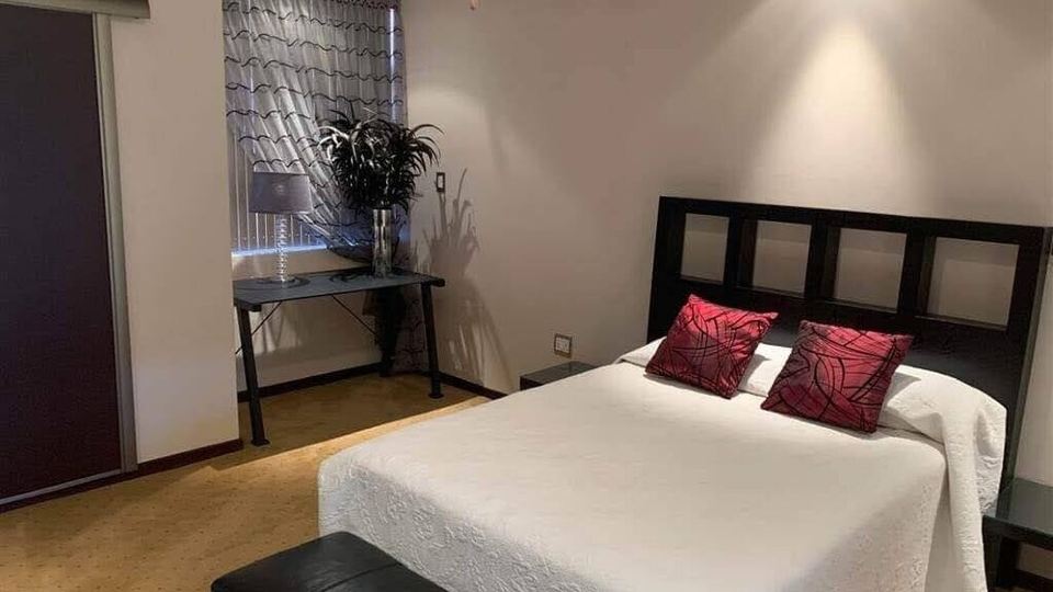 Family friendly,clean, spacious,modern,business desk,fast WiFi,secured,quite