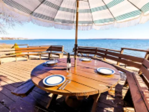 Beachfront Retreat - 5BR Home With Stunning Views Hotéis em Riverhead