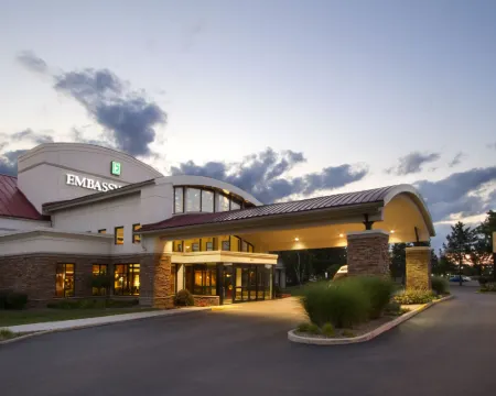 Embassy Suites by Hilton Detroit Metro Airport Hotel di Romulus
