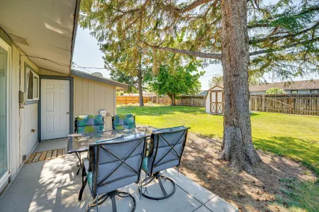 9 Mi to The Gorge Updated Retreat with Yard!