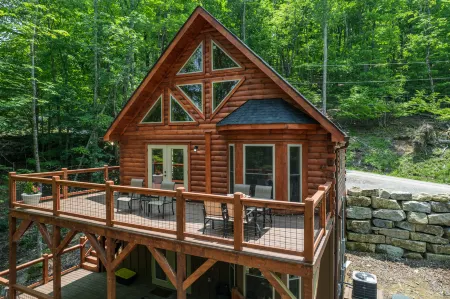 Cozy Cabin with Fire Pit and Electric Fireplace - Delightful Mountain Retreat Отели в г. Бич Маунтин