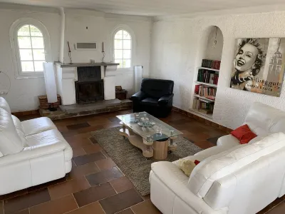 Spacious Provencal Bastide with swimming pool Hotel berhampiran Le Resto du Boucher