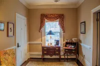 The Ilex Room - Private studio w/ Ensuite Bath in Historic Downtown Home Hotels in North Clinton