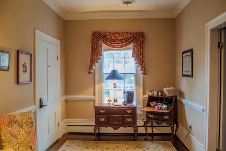 The Sage Suite - Private Studio w/ Ensuite Bath in Historic Downtown Home