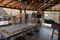 Elegant Villa with swimming pool. فنادق في Mascalucia