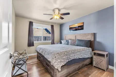 Remodeled Albany 1Bdrm, Modern, Pet Friendly Fenced Yard, Work Station, Laundry!