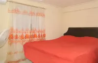 Cozy 2 bedroom  air conditioned 1 bathroom apartment with swimming pool .  호텔
