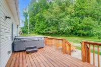 5 Bedroom + 2 Barns + Basketball + Pickle ball + Fire pit + Hot Tub!