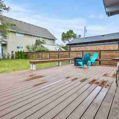 Cozy Seaside Cottage • Walk to Beach • Fenced Yard Hotel Exterior