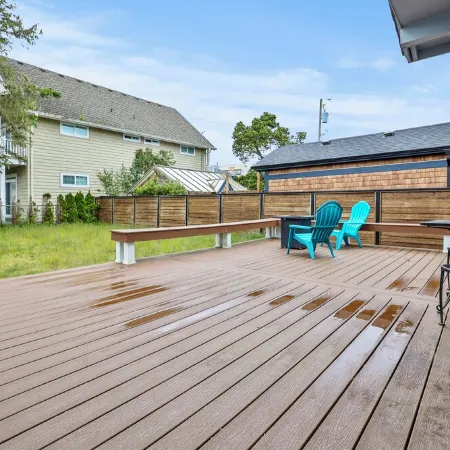 Cozy Seaside Cottage • Walk to Beach • Fenced Yard