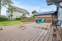 Cozy Seaside Cottage • Walk to Beach • Fenced Yard
